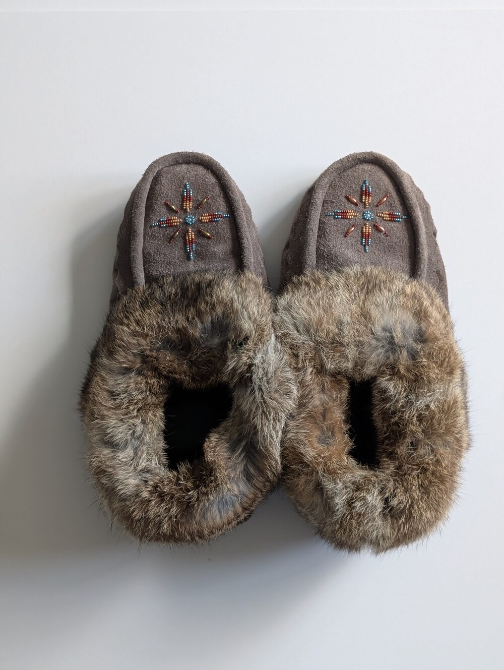 Handcrafted Grey Suede Fur Trim Beaded Starburst Moccasin Slippers Size 10